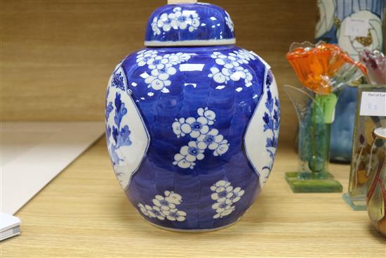 A Chinese blue and white prunus jar and plate